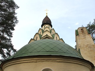 Битягово, Серафимо-Знаменский скит, Купол церкви во имя Знамения Божией Матери и преподобного Серафима.