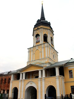 Николо-Радовицкий монастырь. В колокольне устроена надвратная церковь апостолов Петра и Павла.