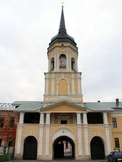 Николо-Радовицкий монастырь. Основание колокольни 1757-1763 гг. надстроено барочной колокольней со шпилем в 1780-х гг.