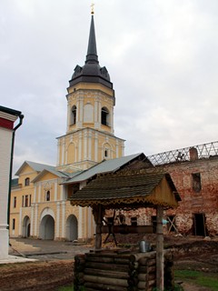 Колодец на территории Николо-Радовицкого монастыря.