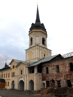 Николо-Радовицкий монастырь. Колокольня Николо-Радовицкого монастыря, вид от Богородице-Рождественского собора.