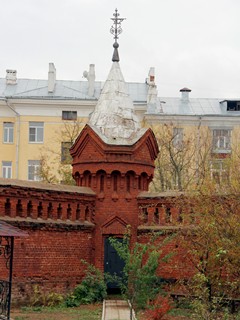 Свято-Троицкий Мариинский женский монастырь. Угловая башенка монастырской ограды.