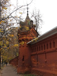 Свято-Троицкий Мариинский женский монастырь. Одна из башен ограды монастыря.