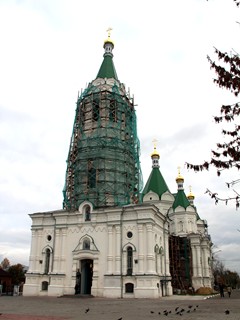 Собор Александра Невского в Егорьевске. В октябре 2012 года колокольня храма была одета в строительные леса.