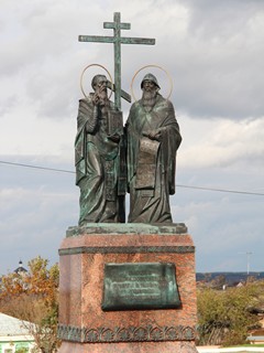 Памятник святым равноапостольным Кириллу и Мефодию установлен в северной части Соборной площади Коломенского кремля, возле Успенской шатровой колокольни.