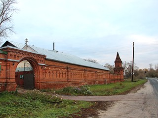 Казанский Колычевский женский монастырь. Святые ворота, стена и угловая башня.