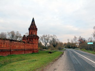 Стена и угловая башня Казанского Колычевского женского монастыря.