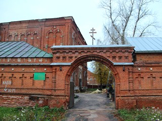 Святые ворота. Вход в Казанский Колычевский женский монастырь.