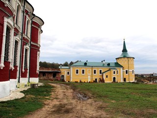 Богородице-Рождественский собор и церковь Иоакима и Анны в Николо-Радовицком монастыре.