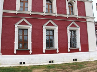 Николо-Радовицкий монастырь. Окошки Богородице-Рождественского собора.