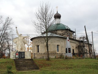 Памятник и обелиск возле Богородице-Рождественской церкви в Радовицах.