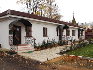 Отреставрированный келейный корпус Свято-Троицкого Мариинского женского монастыря в Егорьевске.