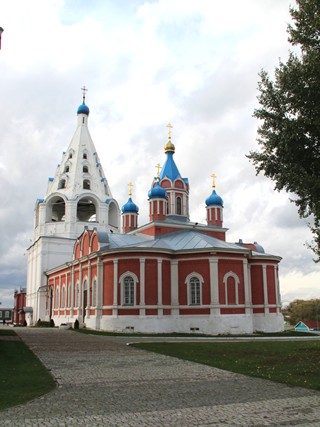 Коломна, Тихвинская церковь в Коломенском кремле. Колокольня Успенского собора.