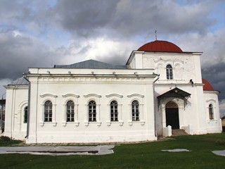 Церковь была построена в 1501 г. на средства купца Василия Ивановича Юрьева, коломенского гостя – отсюда и прозвание храма.