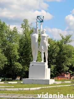 Неизвестный памятник в Куровском на пересечении Московского Большого Кольца с Советской улицей.