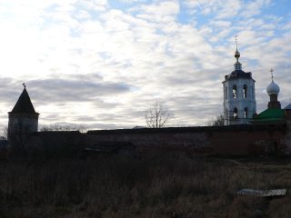 Николо-Пешношский монастырь в Луговом, стены монастыря и облака