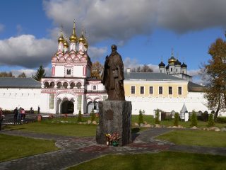 Теряево, Иосифо-Волоцкий монастырь, памятник Иосифу Волоцкому