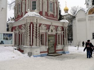 Свято-Троицкая Сергиева Лавра, Надкладезный колодец