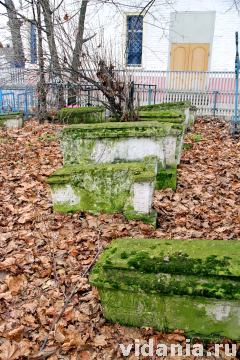 Кладбище возле церкви Димитрия Солунского в Малахово