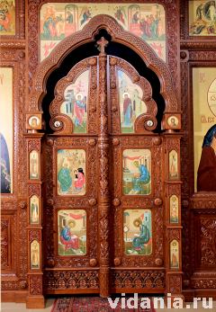 Царские врата иконостаса нижнего храма Богородицерождественской церкви в Королеве. 