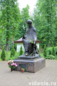 Саввино-Сторожевский монастырь. Памятник преподобному Савве Сторожевскому, открытый у Северных ворот монастыря в 2007 году.