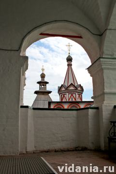 Саввино-Сторожевский монастырь. Вид со звонницы на Троицкую церковь и Красную башню.