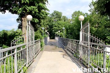 Городской парк, г. Звенигород. Мост, идущий от Вознесенского собора к городскому парку.