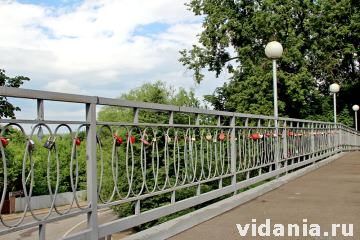 Городской парк, г. Звенигород. Замки на мосту.