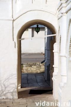 Вход в Свято-Троицкий Белопесоцкий женский монастырь