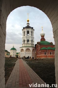 Николо-Пешношский монастырь. Вид через проход в монастырской стене на колокольню и Сергиевскую церковь.