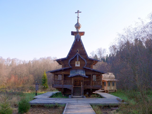 Водопад Гремячий ключ, деревянная часовня Преподобного Сергия