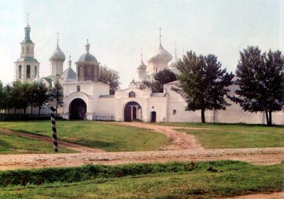 Врата Феодоровского женского монастыря. Цветное фото С.М. Прокудина-Горского. 1910 год