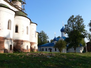 Переславль-Залесский, Феодоровский женский монастырь. Алтарная часть Феодоровского собора и Введенская церковь