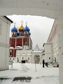 Рязань, Рязанский кремль, Вид через арку на Успенский и Архангельский соборы
