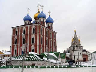 Рязань, Рязанский кремль, Вид с крепостного вала на Успенский собор и колокольню Богоявленской церкви