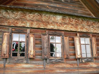 Суздаль. Музей деревянного зодчества. Резные окошки дома из села Илькино.