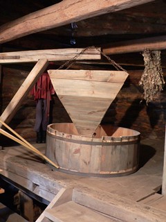 Суздаль. Музей деревянного зодчества. Внутри мельницы.
