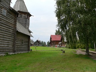 Суздаль. Музей деревянного зодчества. Слева - Воскресенская церковь из с. Потакино Камешковского района.