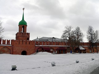 Тула, Тульский кремль. Башня Одоевских ворот. Справа от башни билетная касса и магазин сувениров.