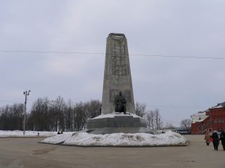 Владимир, Соборная площадь, монумент в честь 850-летия города Владимира