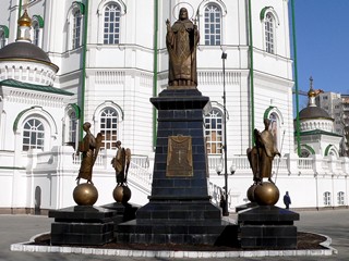 Памятник святителю Митрофану, первому епископу Воронежскому, установленный возле Благовещенского собора в Воронеже.