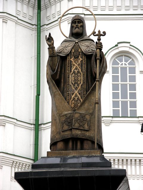 Памятник святителю Митрофану Воронежскому в Воронеже.
