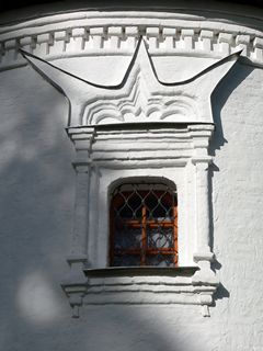 Резное окошко Введенской церкви Николо-Улейминского монастыря.