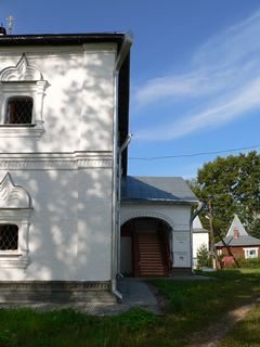 Улейма, Николо-Улейминский монастырь. Крыльцо Введенской церкви.
