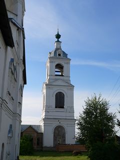 Улейма, Николо-Улейминский монастырь. Колокольня Николо-Улейминского монастыря, слева Введенская церковь.