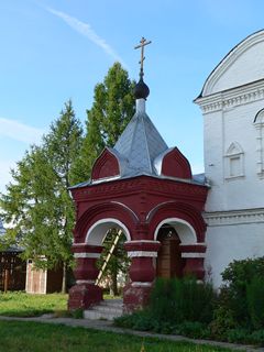 Улейма, Николо-Улейминский монастырь. Крыльцо Свято-Троицкой надвратной церкви.