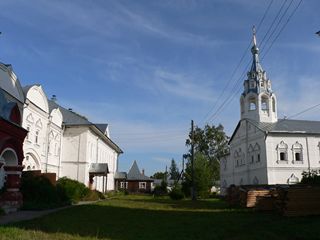 Улейма, Николо-Улейминский монастырь. Братский корпус и Введенская церковь.