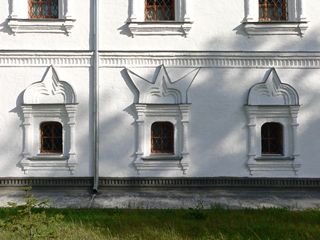 Улейма, Николо-Улейминский монастырь. Красивые резные окошки Введенской церкви.