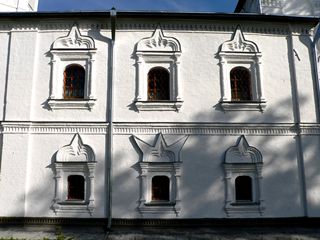 Улейма, Николо-Улейминский монастырь. Красивые резные окошки Введенской церкви.