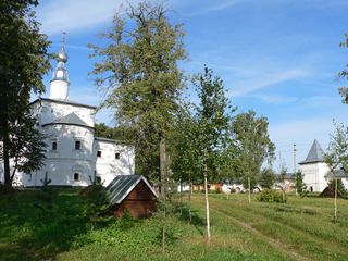 Улейма, Николо-Улейминский монастырь. Введенская церковь с трапезной. Башенка и ограда монастыря.